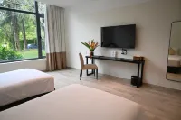 Hotel West Lakes Golf - С бассейном