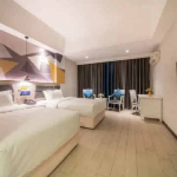 Yuefeng Hotel (Maoming Dianbai West Lake Park)
