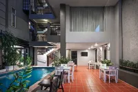 King Grand Boutique Hotel - Kolam Renang