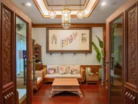 ريتش جاردن هاوس هوتل Hotels near وات لوكمولي
