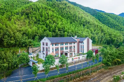 頤廬·臨溪祕境·山野避暑·度假別院 湯坑附近的飯店