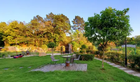 Night in west river Guesthouse Отели рядом с достопримечательностью «Yunju (Cloud Home) Mountain»