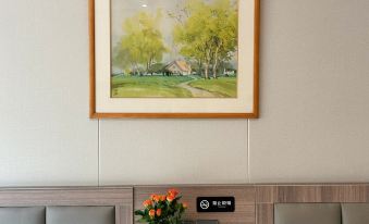 Nanshe Boutique Homestay (Qingdao Badaguan Zhongshan Park Subway Station Branch)