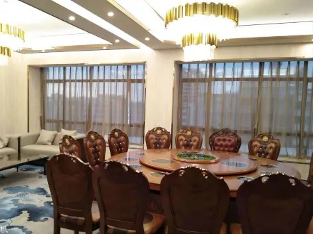 Vienna International Hotel (Huazhou Beijing East Road) Отели в г. Хуачжоу