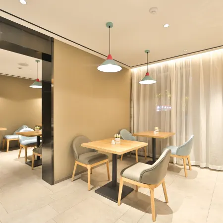 Home Inn Neo (Baicheng Taonan City Government Branch)