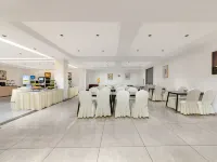 Da Guan Hotel (Dali Erhai Park High-speed Railway Station Branch) Hotels near Caicun