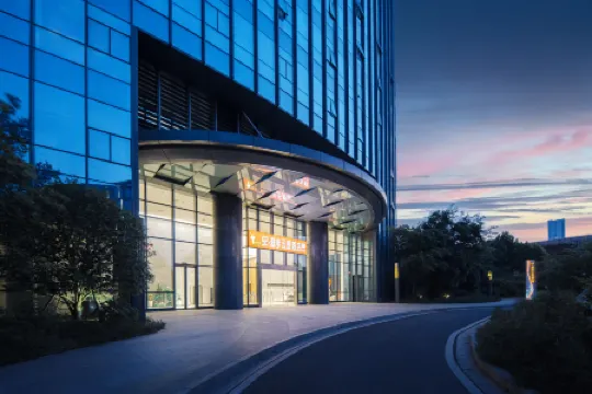 NATO.Walking in the Clouds    Hotel