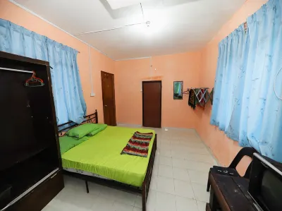 OYO 90209 Bayu Chalet Отели в г. Kemumin