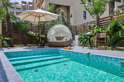 Taibai Mountain is not late · Riverside Pool Home