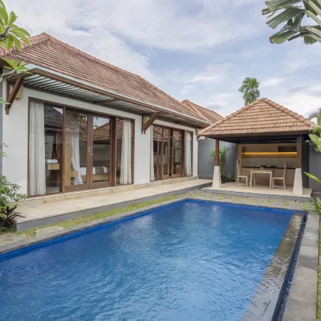 Kings Villas Sanur by Moria Отели рядом с достопримечательностью «Пляж Пенджембак»