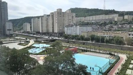 Qingyue Hotel (Yan'an Railway Station) Отели рядом с достопримечательностью «Wangjiaping Revolutionary Site»