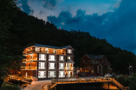 taoyeyinyuanshanzhaung Отели рядом с достопримечательностью «Rainbow Waterfall Scenic Spot In The Dabie Mountains»