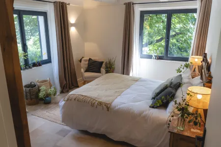 Cottage Sauge on large domain with Pool, Spa, Tennis Отели в г. Сен-Жульен-Ле-Розье