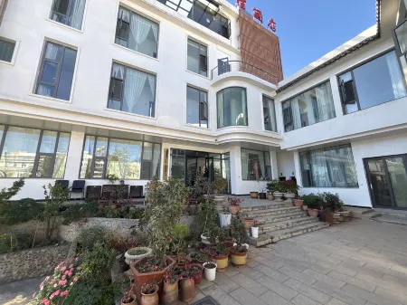 Caiyun Homestay (Xiangyun High-speed Railway Station) Отели рядом с достопримечательностью «Xianghe Square»