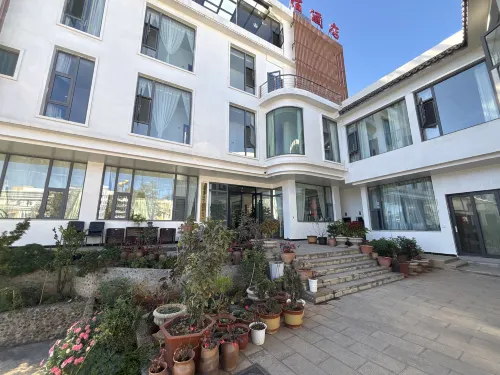 Caiyun Homestay (Xiangyun High-speed Railway Station)