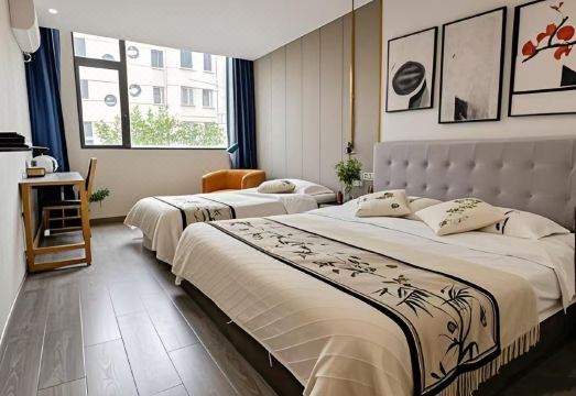 3. 롱첸 홀리데이 ..