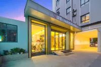 城市·ins風格設計師飯店（南陽火車站新華城市廣場店） 南陽師範學院附近的飯店