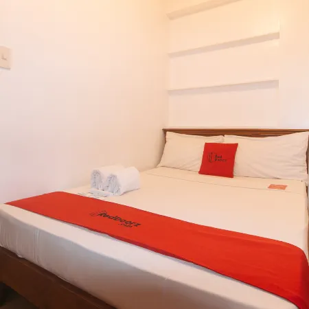 RedDoorz @ Moonwalk Paranaque