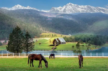 Taohuawu Lijiang Snow Mountain Secret Realm Luxury Resort Hotel Отели рядом с достопримечательностью «Blue Moon Valley»