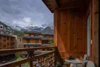 Moonlit Pine & Evening Breeze Retreat (Moxi Ancient Town) - balcony