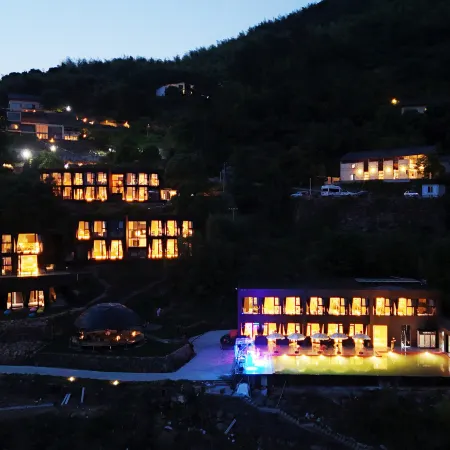 Huarong Light Stay · Tonglu
