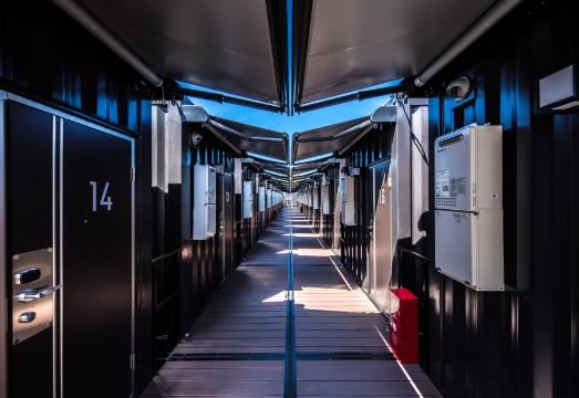 호텔 R9 더 야드 우루마의 컨테이너형 외관과 주차장