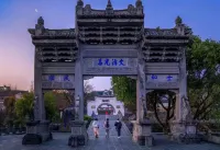 The translation would be: Pumi Hepanshan She Inn (Tengchong Heshun Branch) - ที่มีบาร์