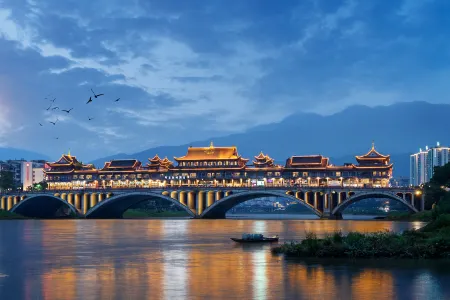 Lang Qiao Yinxiang Yucheng Hotel Отели рядом с достопримечательностью «Yazhou Lounge Bridge»
