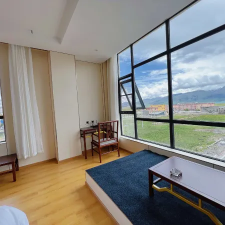 Longxin Hotel (Ganzi Litang National Highway 318)