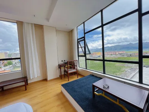 Longxin Hotel (Ganzi Litang National Highway 318)