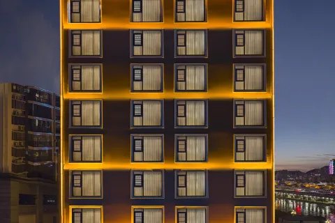 Redboer International Hotel along the River