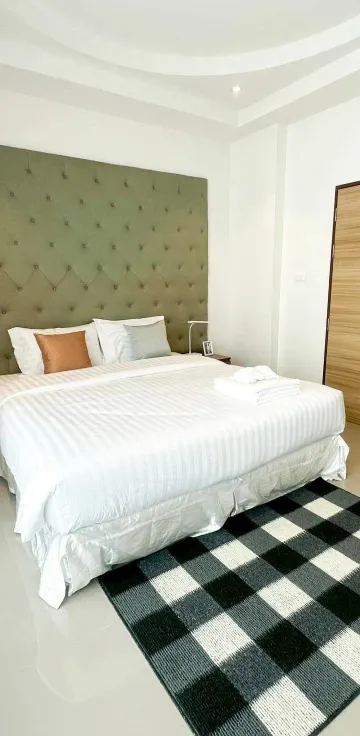 ห้องสองห้องนอน พร้อมพื้นที่นั่งเล่นส่วนกลางและครัวส่วนกลาง