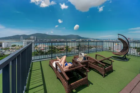 The Staycation Hotel Danang Отели рядом с достопримечательностью «Cao Dai Temple»