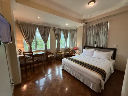 Grand Laurel Hotel Отели в г. Botataung