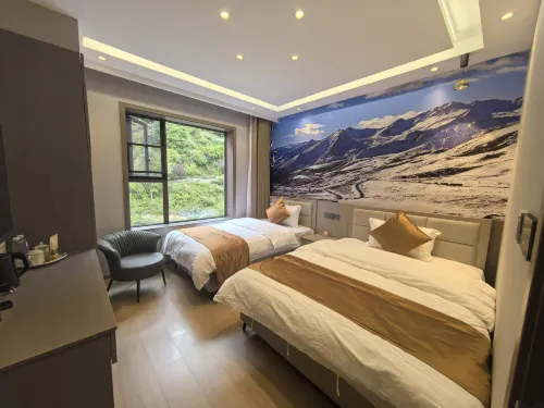 Smile Mao Niu · Mountain View Natural Aesthetic Resort (Kangding Love Song Square)