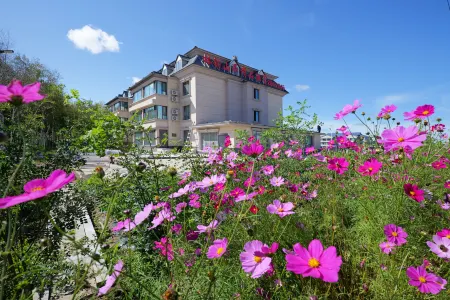 LIN YU SHAN JU MIN SU HOTEL Отели рядом с достопримечательностью «Сунхуа оригинальный лесной парк»