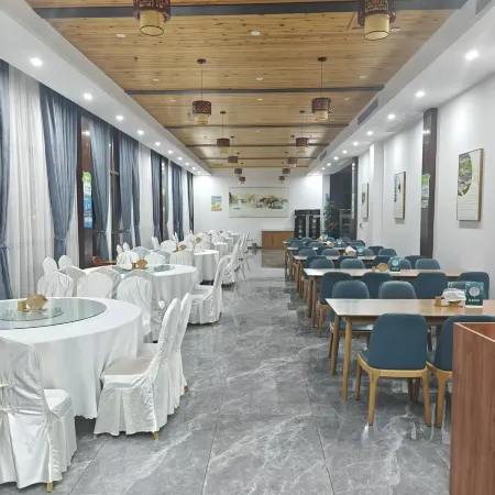 Sanbai Mountain Town Yingcui Lake Tribe Hotel