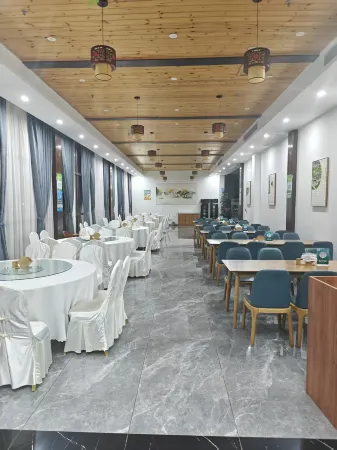 Sanbai Mountain Town Yingcui Lake Tribe Hotel