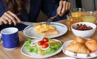 The Riski Hotel at Bangphlat Station