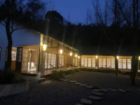 Mountain Moonlight Private Hot Spring Homestay (Dujiangyan)