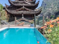 Xingyi Qiangu Jiuye Bed and Breakfast (Fenglin Buyi Scenic Area Branch)