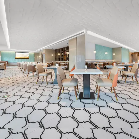 Howard Johnson Hotel (Maritime Silk Road Art Park) Отели в г. Хуянь