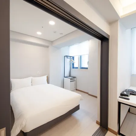K-Grand Hostel Sinchon Отели рядом с достопримечательностью «Храм Кванхындан»