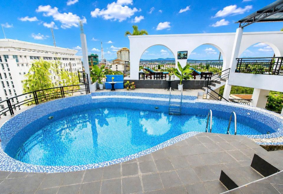 Khách sạn The Sunriver Boutique Huế - hồ bơi ngoài trời