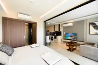 Surin - 12 Min to Beach - Freshly Renovated Stay - مطابخ