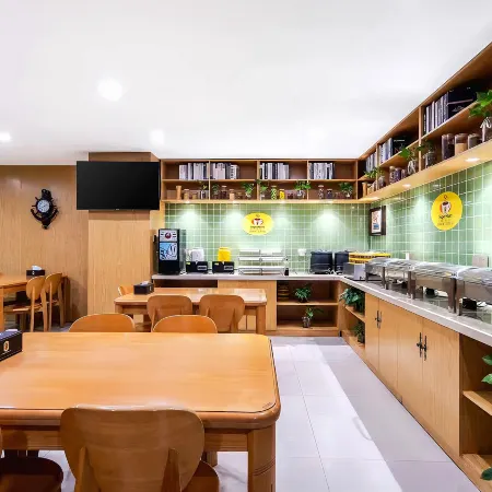 Yaxin E‑Sports Hotel (Yangzhou Jiangdu Wanda Plaza Branch)