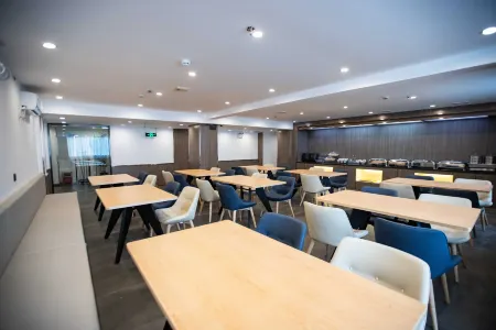 HanTing Hotel (Qingyuan Lianjiang Road) Отели рядом с достопримечательностью «Jiangxin Island»