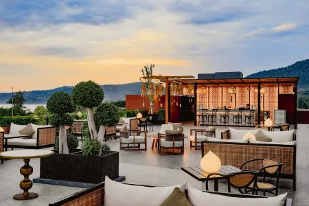 Avista Grande Phuket Karon - MGallery Отели рядом с достопримечательностью «Local Dive Thailand»