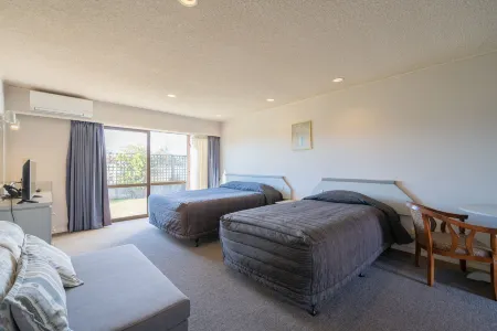 더 빌리지 인 호텔 티 아나우