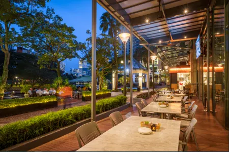 Grand Copthorne Waterfront Отели рядом с достопримечательностью «Block 18 HDB Dover Crescent»